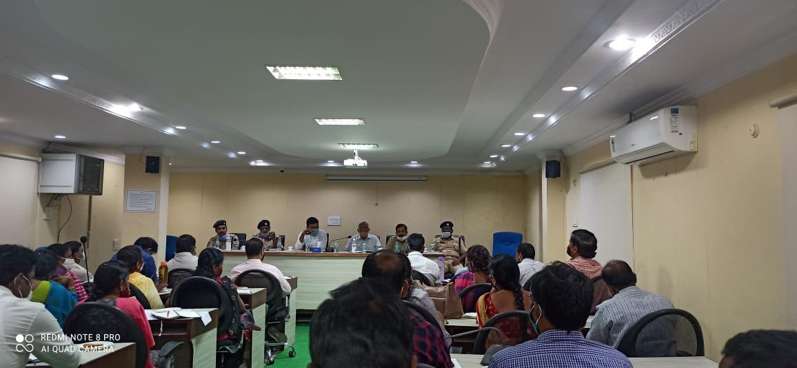 MalkajgiriCop's tweet photo. Today @AcpLbNagar, @AcpVPuram, @ACPLBNagarTr & RI, #TrafficEngineeringCell attended convergence meeting on #RoadDevelopment issues with all departments conducted by @GHMCOnline at LB Nagar Zonal office. @TelanganaDGP @TelanganaCOPs @DCPLBNagar https://t.co/MY7mKSVs9J