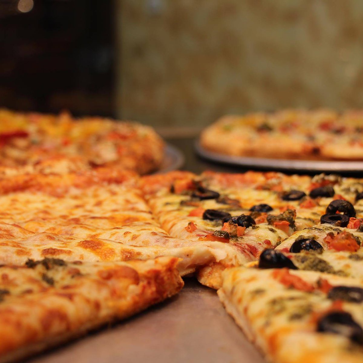 solyspizza's tweet photo. Sometimes I wish I could be ant-sized and climb on mountains of food. 

But since I can’t do that, why not order a ton of pizza instead?
#pizzamountain #whistler #pizzaclimb #mountpizza #mountsolys #yvreats #yvrfoodies #foodiesofinstagram #yvrfood #cheapeatsvancouver #604eats https://t.co/6sQ7KQA3EN