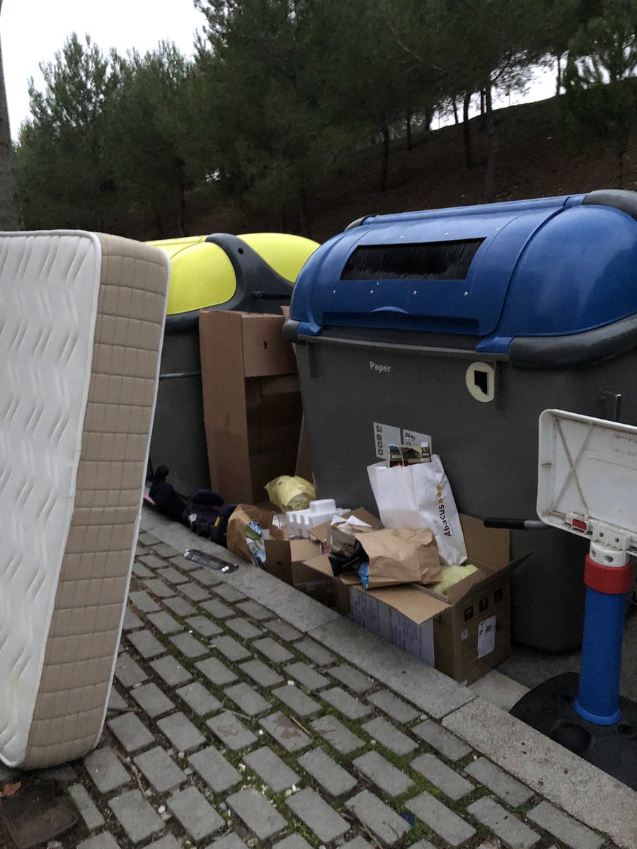 cecirichero's tweet photo. .@ajsantcugat Fa 4 dies q no hi ha recollida d’organica i altres residus a alguns punts de Mirasol #nopotser https://t.co/gNGMgQ3YFT