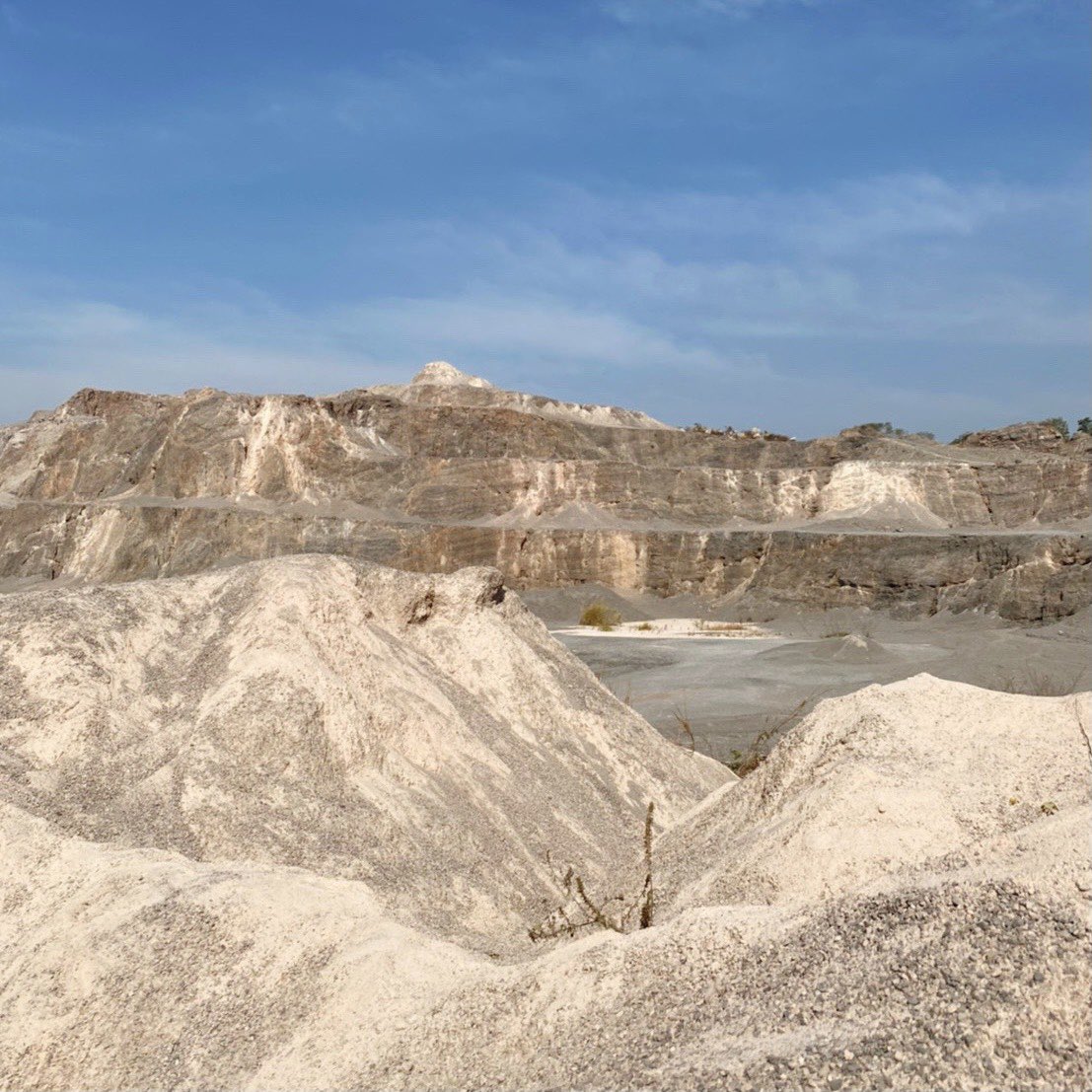 HelloJudma's tweet image. ได้ที่ถ่ายรูปอัพไอจีใหม่แล้ว “แกรนด์แคนยอน ราชบุรี”ใครหาที่ถ่ายรูปสุดเก๋ มินิมอลต้องมา 📸 มีหลายมุมให้เลือกถ่าย พื้นที่กว้าง เหมาะกับยุค new normal น้ำเป็นสีเขียวมรกต ล้อมรอบไปด้วยป่าและภูเขาหิน ให้ฟีลแอ๊บๆอยู่ต่างประเทศ  แต่หารู้ไม่ว่าใกล้กรุงนิดเดียว รีบเลยย #ราชบุรี #ถ่ายรูป