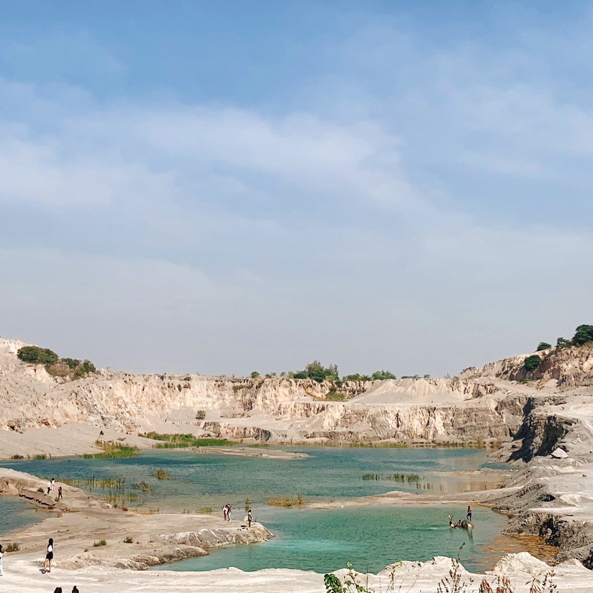 HelloJudma's tweet image. ได้ที่ถ่ายรูปอัพไอจีใหม่แล้ว “แกรนด์แคนยอน ราชบุรี”ใครหาที่ถ่ายรูปสุดเก๋ มินิมอลต้องมา 📸 มีหลายมุมให้เลือกถ่าย พื้นที่กว้าง เหมาะกับยุค new normal น้ำเป็นสีเขียวมรกต ล้อมรอบไปด้วยป่าและภูเขาหิน ให้ฟีลแอ๊บๆอยู่ต่างประเทศ  แต่หารู้ไม่ว่าใกล้กรุงนิดเดียว รีบเลยย #ราชบุรี #ถ่ายรูป