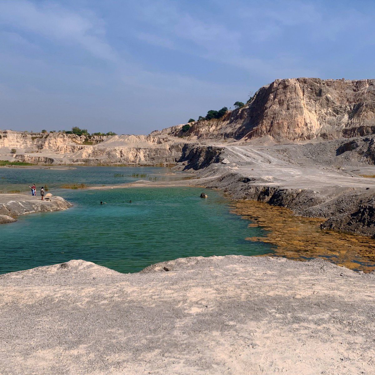 HelloJudma's tweet image. ได้ที่ถ่ายรูปอัพไอจีใหม่แล้ว “แกรนด์แคนยอน ราชบุรี”ใครหาที่ถ่ายรูปสุดเก๋ มินิมอลต้องมา 📸 มีหลายมุมให้เลือกถ่าย พื้นที่กว้าง เหมาะกับยุค new normal น้ำเป็นสีเขียวมรกต ล้อมรอบไปด้วยป่าและภูเขาหิน ให้ฟีลแอ๊บๆอยู่ต่างประเทศ  แต่หารู้ไม่ว่าใกล้กรุงนิดเดียว รีบเลยย #ราชบุรี #ถ่ายรูป