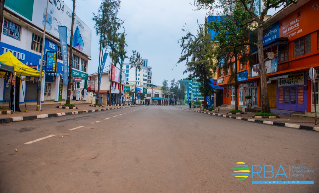 rbarwanda's tweet photo. 📸AMAFOTO📸

Uyu ni umunsi wa kabiri wa gahunda ya Guma mu Rugo mu Mujyi wa Kigali. Imihanda itandukanye urasanga ibinyabiziga ari bike cyane ndetse ukabona umuntu umwe umwe utambuka.
#RBAAmakuru 
📸 @FILSIMAGES https://t.co/EFT8AC92eO