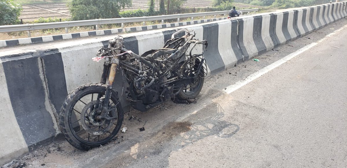 Sagar_Agrawal_'s tweet photo. @India_KTM bike owner beware KTM 390 ADVENTURE is purely a death on wheels. @KTM_Racing is ignoring issue with the bike. My bike recently turned in to a death trap. My bike caught fire while riding.
@amitnandi10 @paawan_tandon https://t.co/cMuBYnWK1K