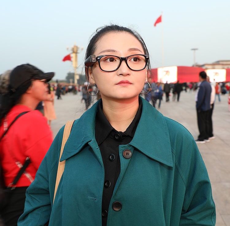 OrCam MyEye, küçük ve hafif olması nedeniyle dikkat çekmez, güçlü mıknatısları sayesinde her gözlüğe kolayca takılabilir. #orcam #orcammyeye #görmeengelliler #disleksi