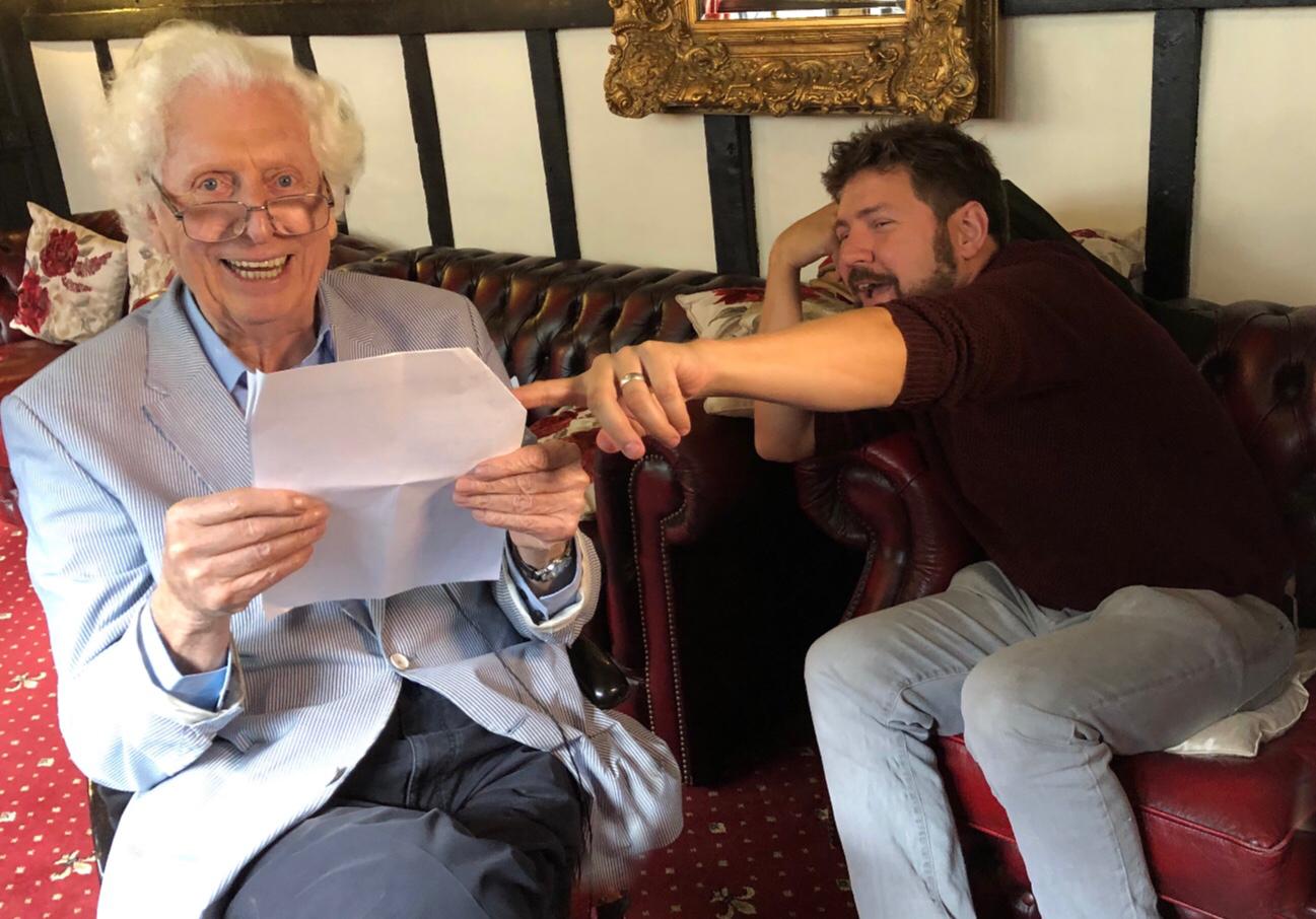 Happy 87th birthday to the legendary Tom Baker! Here\s me pointing and him seeming amused. 