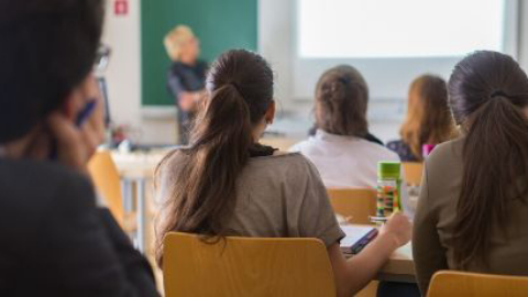 UABBarcelona's tweet photo. Quatre joves activistes sirianes i kurdes es formen a la #UAB en prevenció d'extremismes gràcies a les beques d'#UABrefugi  👉 https://t.co/gEKCJv3E0K
#UAB @FAS_UAB https://t.co/UDaZ4e4y02