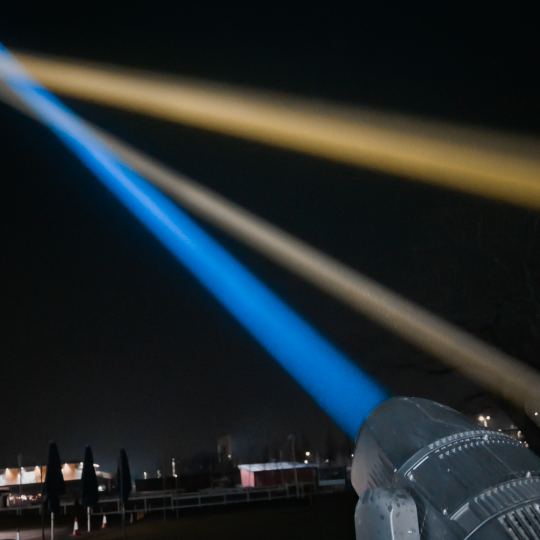 KennetRadio's tweet photo. The Kennet Radio #RayofHope spotlights will be lighting up the night sky from Newbury Racecourse this Thursday evening from 6pm.  Enjoy the lights, and click on https://t.co/taIivnkm95 to donate to #LaptopsforLockdownLearning - every £1 donated will be matched by Greenham Trust https://t.co/ThfsPxVDb6