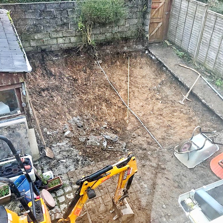 swallowanchorPT's tweet photo. Fresh concrete laid. Warning to Cats - STAY OFF! ⚓️
.
#swallowtheanchor #personaltrainer #gymbuild #playingplace #truro #cornwall #cornwallfitness https://t.co/x0lIm7GhZp
