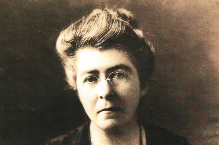 Four years later, an unsigned interview with Hanna appeared in the Irish edition of the ‘Daily Express’. She recalled the recent meeting with Joyce: ‘“I’m like that English Queen,” he said, “on whose heart Calais was written. Dublin will be written on mine.”’ (3/8)