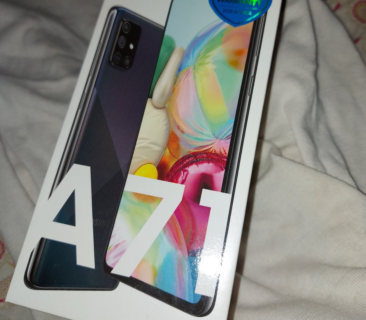 My dad called me to make enquiries about the best phone with good specifications that he can buy for himself. I gave him a list of options and he decided to go with this one.A thread