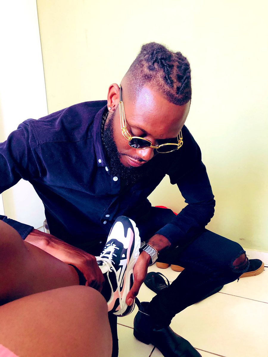 King_Cirres's tweet photo. Showing off a lil hair style... It don’t hurt 😇 https://t.co/DMROcIXTpj