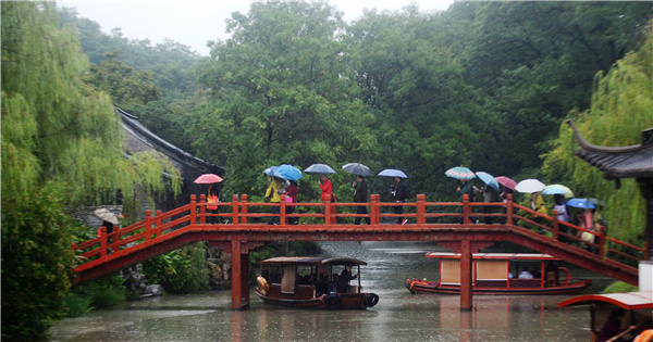 GoJiangsu's tweet photo. For thousands of years, the Grand Canal has brought economic prosperity and cultural progress to the city of Yangzhou in #Jiangsu province. Nowadays, the city often hosts canal-related events and is dedicated to protecting its environment. #GrandCanalInJS https://t.co/3AOzbOatVV https://t.co/Tps7rFTTjw