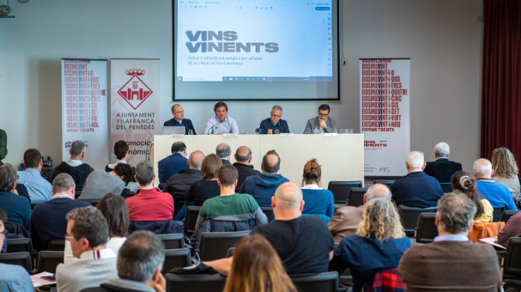 📝🍷#VinsVinents traça 63 recomanacions pel full de ruta del sector de la vinya i el vi a #Catalunya
🔄Es crearà un Comitè de Seguiment format per INCAVI i representants del sector vetllant per la continuïtat i el compliment de <a href="/vinsvinents/">vinsvinents</a> 

👉incavi.gencat.cat/ca/detalls/Not…
#vicatalà