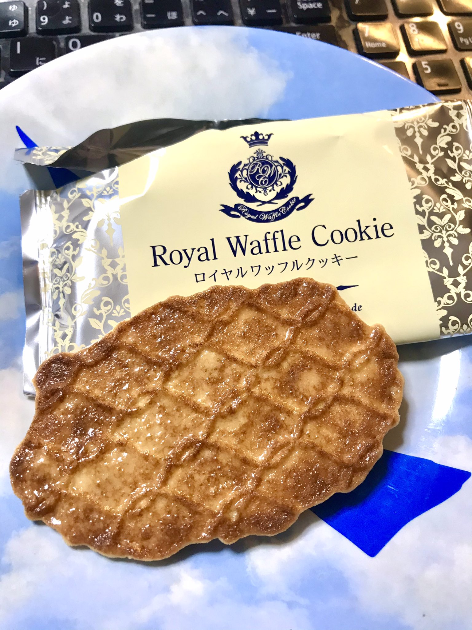 請地黒之助 新潟土産に買った 新潟焦がしバターワッフルクッキー 魚沼産コシヒカリ使用 が大好評だったので 通販でも買えるかなとググったら 同じ物で 大阪焦がしロイヤルワッフルクッキー 富山 以下同 飛騨 伊豆 群馬 秩父 あんた