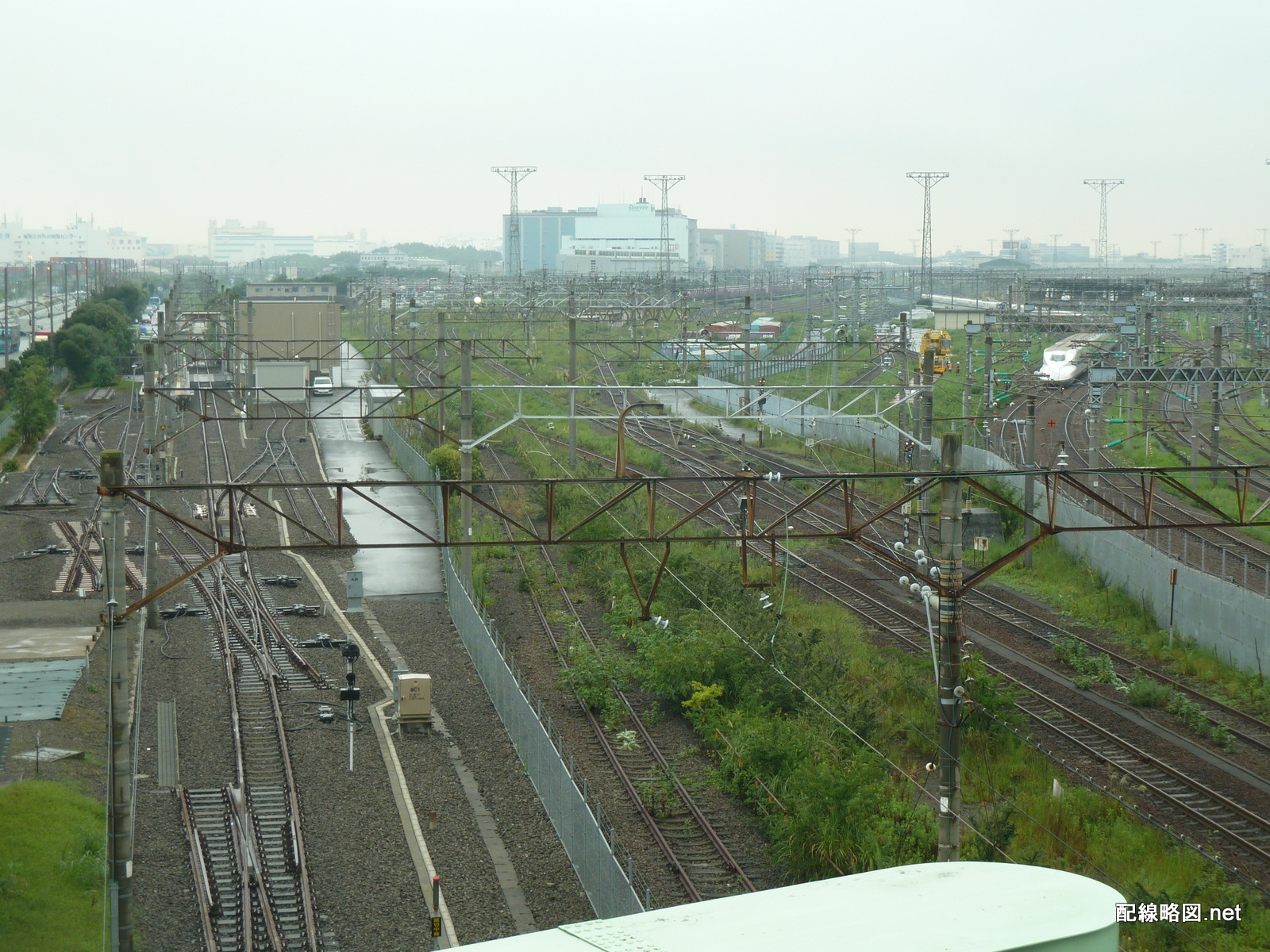 配線略図 Net C99 2日目東5ナ13a 東海道貨物線 大汐線 は東京貨物タ 浜松町間を結んでいますが 1998年から長期休止中です 今回はこの路線を一部再利用し 田町駅付近に東海道新幹線をくぐるトンネルと連絡線を建設して東海道本線列車線に接続するとみ