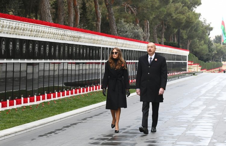 1VicePresident's tweet photo. Prezident İlham Əliyev və birinci xanım Mehriban Əliyeva 20 Yanvar faciəsinin 31-ci ildönümü ilə əlaqədar Şəhidlər xiyabanını ziyarət ediblər

https://t.co/UQNUozIcYq

#President
#FirstvicepresidentofAzerbaijan
#İlhamƏliyev
#MehribanƏliyeva
#Azerbaijan https://t.co/pA9Ht9SPX9