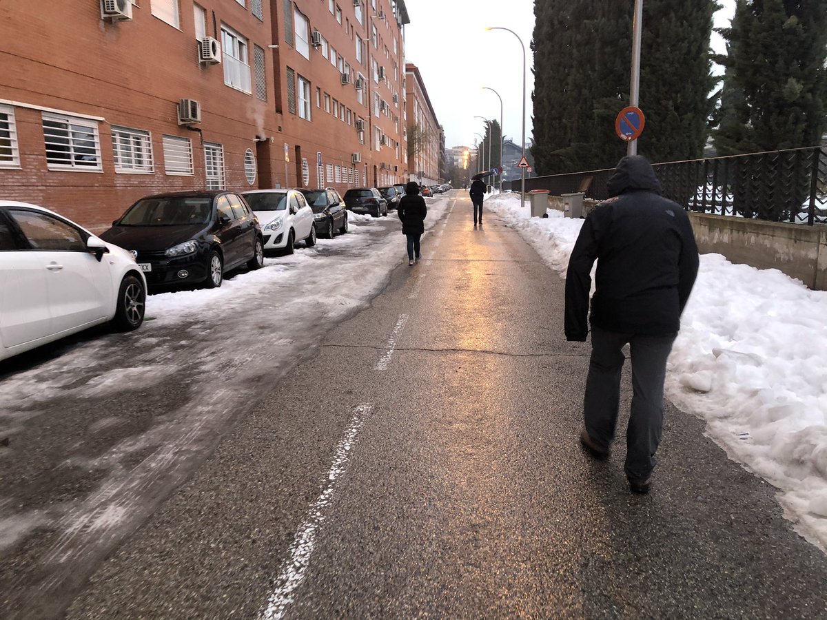 En vuestra conciencia quede el camino al colegio que muchos hemos tenido que hacer esta mañana con los niños por el medio de la carretera pq no habéis tenido la vergüenza de limpiar las aceras en 10días. <a href="/Cayehdelariva/">Cayetana Hernandez de la Riva</a> <a href="/JMDArganzuela/">Distrito de Arganzuela</a> <a href="/MasArganzuela/">Más Madrid | Arganzuela</a> @PSOEMArganzuela <a href="/AlmeidaPP_/">José Luis Martínez-Almeida</a>