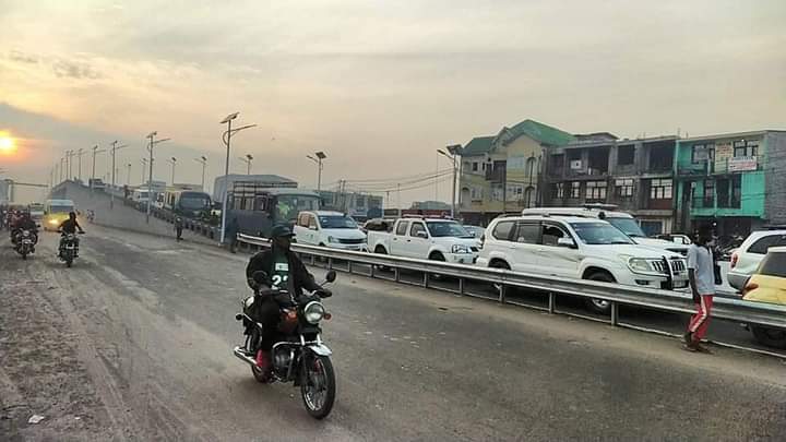KimKimuntu's tweet photo. #Kinshasa #SautsDeMouton #Pascal
Censé réduire entre autre les Embouteillages, les sauts-de-mouton font l'objet d'embouteillages. Visiblement plusieurs chauffeurs n'ont pas compris le sens de ces édifices. https://t.co/uTdPiKjl1x