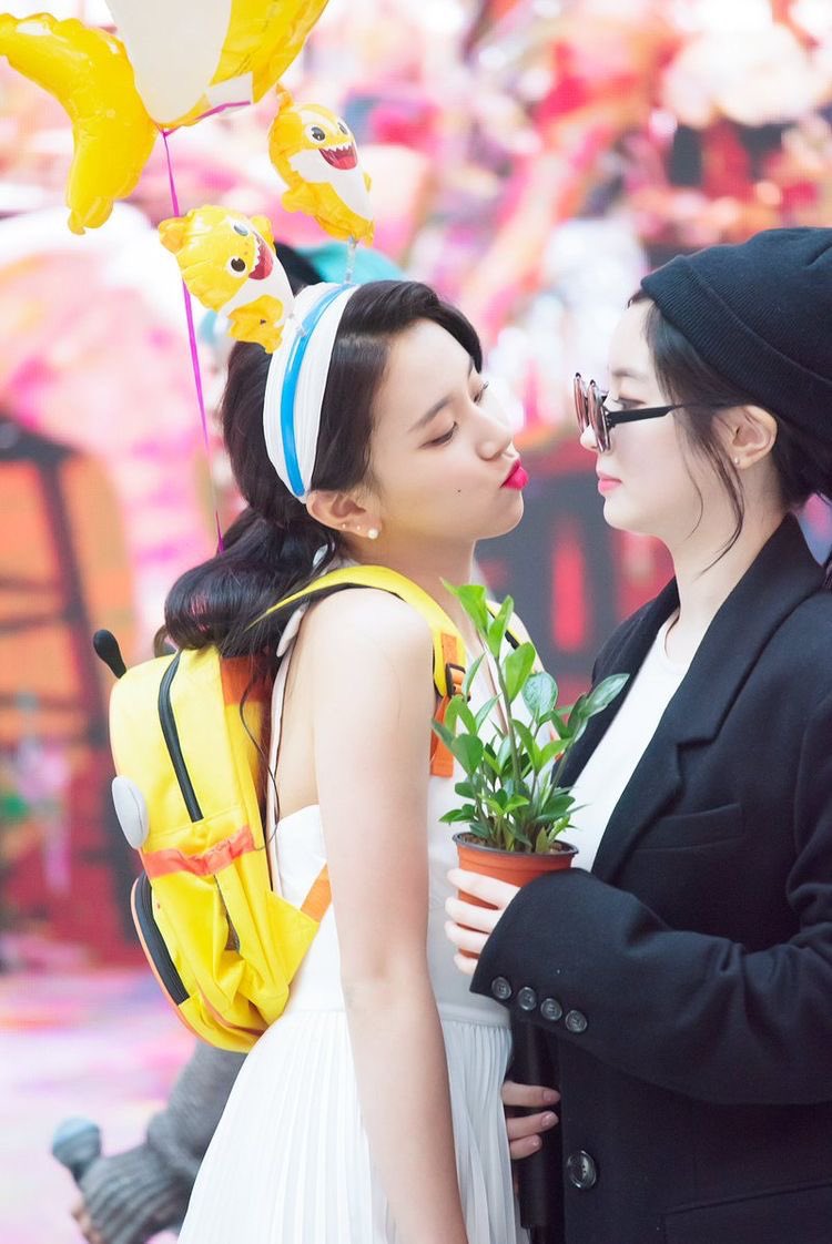 Chaeyoung and Dahyun being two pretty best friends— a thread