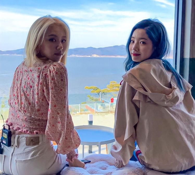 Chaeyoung and Dahyun being two pretty best friends— a thread