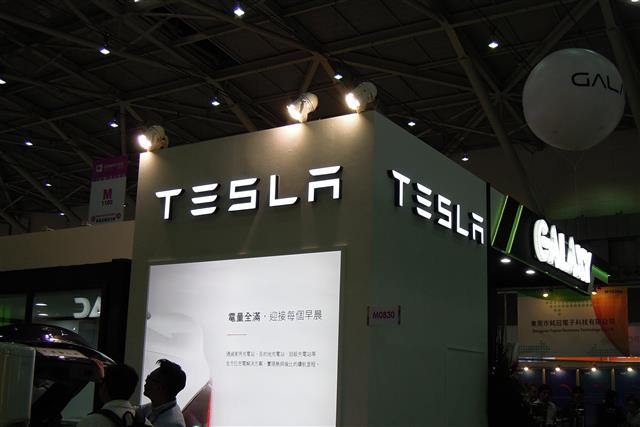 DIGITIMESAsia's tweet image. Taiwan makers regain orders for EV motor components from Tesla #automotive #battery #BizLink #EV #IT #CE #Pegatron #Tesla #DIGITIMES digitimes.com/news/a20210120…