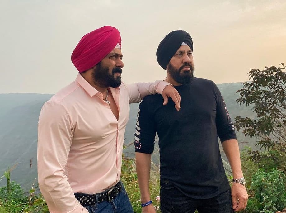 CentreLeak's tweet photo. Salman Khan looks dashing as he dons a turban look along with Shera.
#SalmanKhan
#Salman
#Shera
#Turbanlook
#Antim
#WednesdayMood https://t.co/UyrhGrB29c