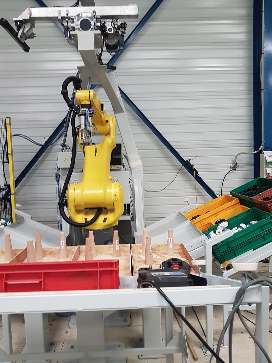 Final meeting of the pikaflex project where the robot shows its picking and placing skills...