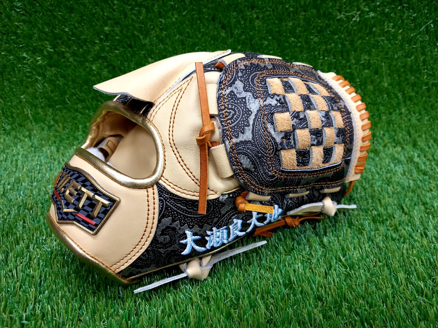 تويتر Zett Baseball ゼット ベースボール على تويتر プロ野球キャンプに向け毎日多くのグラブが出荷されています 新人合同自主トレなど野球の話題も増えて来ましたね 皆さんはどんなグラブが気になりますか プロ野球選手のグラブは特別対応となり同仕様