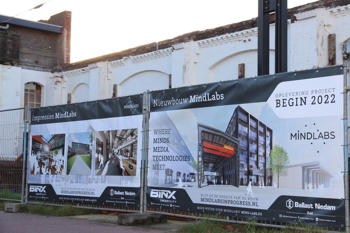 Mindlabs2's tweet photo. Stalen #bouwhekken rond ons nieuwe pand; niet het meest inspirerende gezicht. Daarom lieten we spandoeken bedrukken met impressies van onze nieuwbouw. Goede reclame. En wat kleur in deze donkere dagen! #SPZ013 #bruisendhart #fontys #gemeentetilburg #makeitintilburg #stadvanmakers https://t.co/h9vpJ97eam