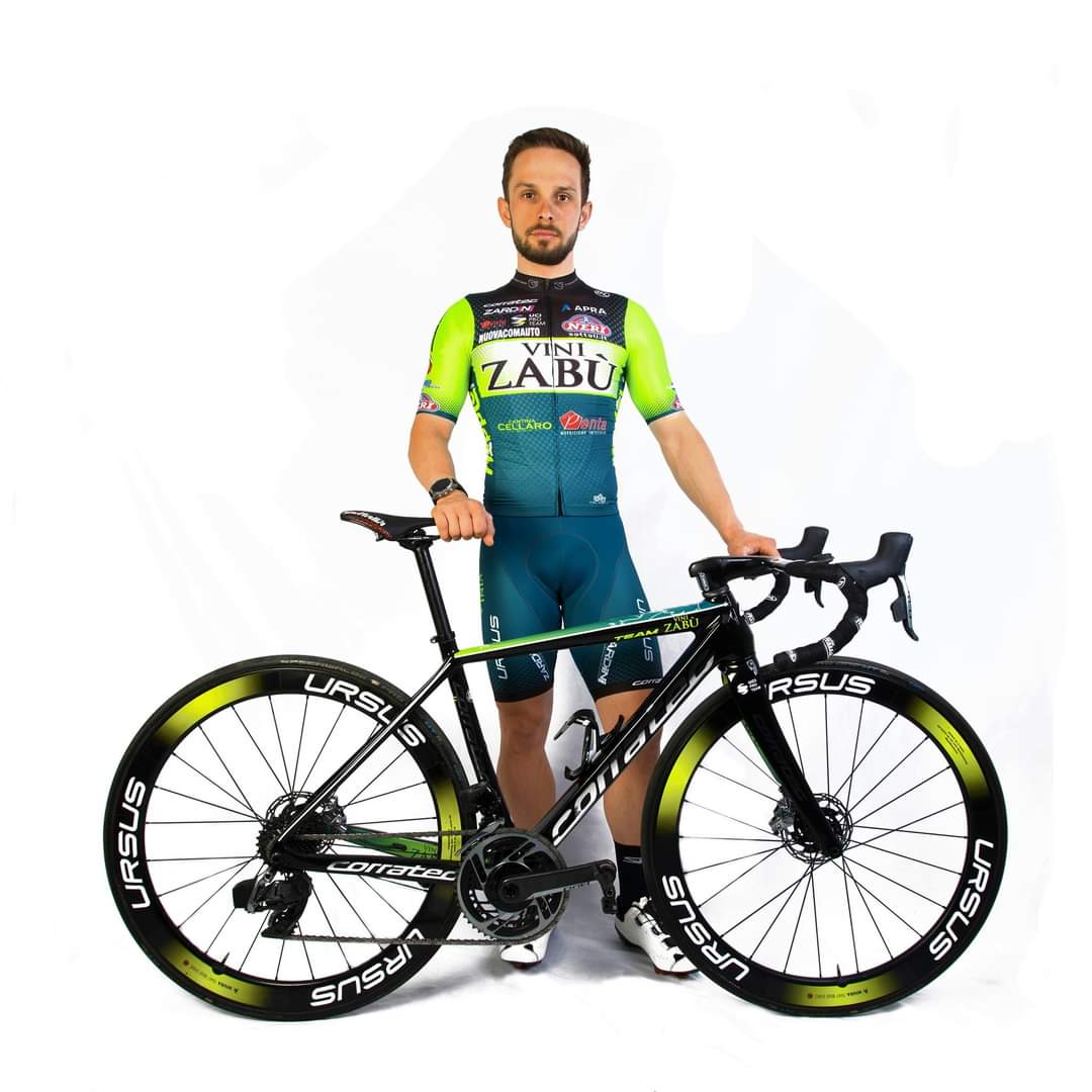WielerFlits.nl (@wielerflits) on Twitter photo In dit tenue fietsen de Nederlanders <a href="/etiennevanempel/">Etienne van Empel</a> en <a href="/woutvanelzakker/">Wout Van Elzakker</a> dit seizoen!
Bekijk hier alle wielertenues voor 2021! 👇
wielerflits.nl/nieuws/dit-zij… | <a href="/ViniZabuProTeam/">Vini Zabú - Pro Cycling Team</a> In dit tenue fietsen de Nederlanders <a href="/etiennevanempel/">Etienne van Empel</a> en <a href="/woutvanelzakker/">Wout Van Elzakker</a> dit seizoen!
Bekijk hier alle wielertenues voor 2021! 👇
wielerflits.nl/nieuws/dit-zij… | <a href="/ViniZabuProTeam/">Vini Zabú - Pro Cycling Team</a>