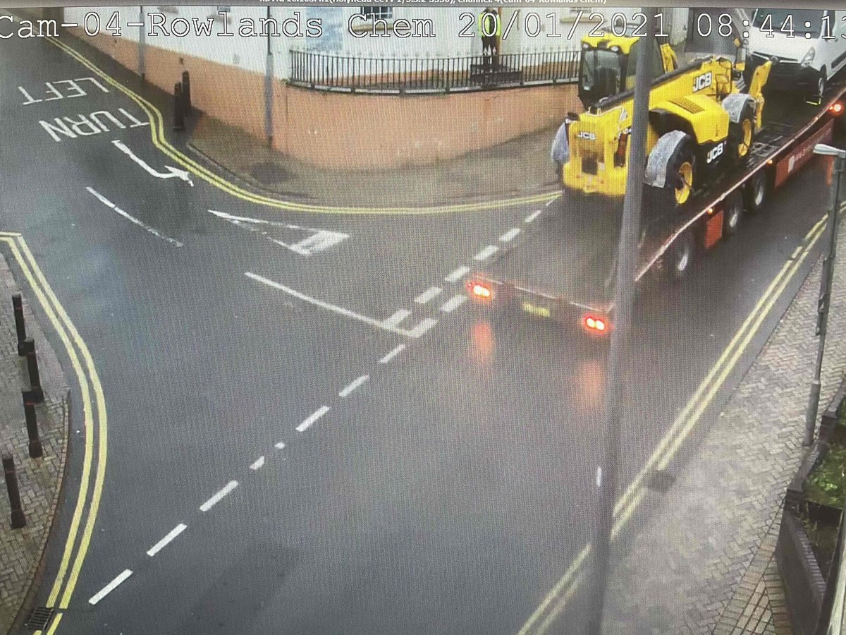 Slight issues in Thomas Street, Holyhead with a HGV having difficulties.  The HGV will need to be reversed down. 

Closure near the cenotaph while officers assist in getting the HGV back down.  🚓