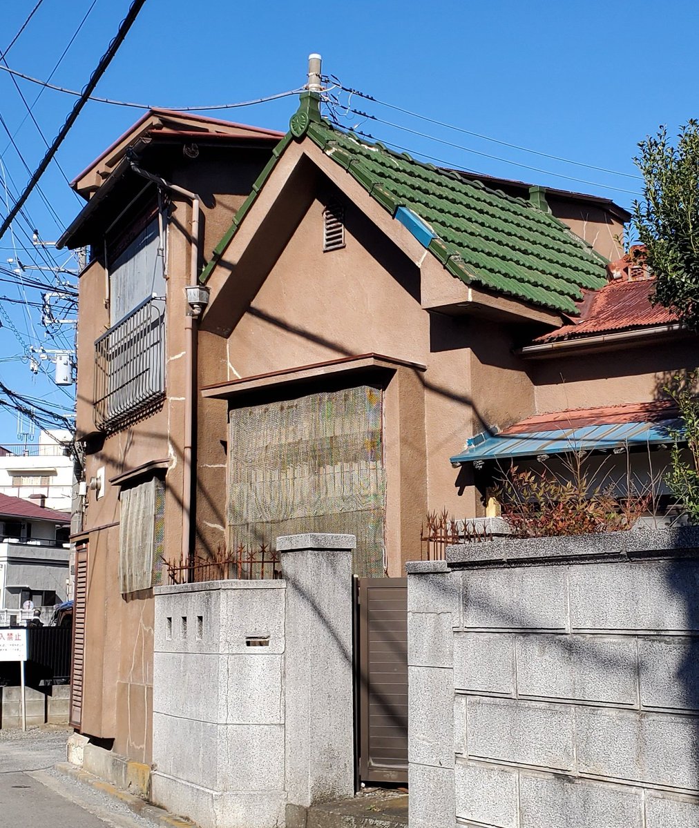 ビブラスキ そう古くないタイル貼りに似合わない煙突が気になって玄関に回ってみたら 歴史を感じるドイツ壁の住宅で驚きました 切妻が２面つけられたような玄関や出窓が特徴的 透かしブロックも三日月と星のような みたことがないものでした ４枚目