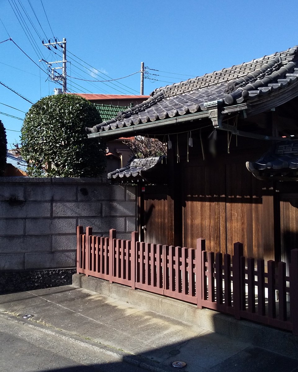 ビブラスキ そう古くないタイル貼りに似合わない煙突が気になって玄関に回ってみたら 歴史を感じるドイツ壁の住宅で驚きました 切妻が２面つけられたような玄関や出窓が特徴的 透かしブロックも三日月と星のような みたことがないものでした ４枚目