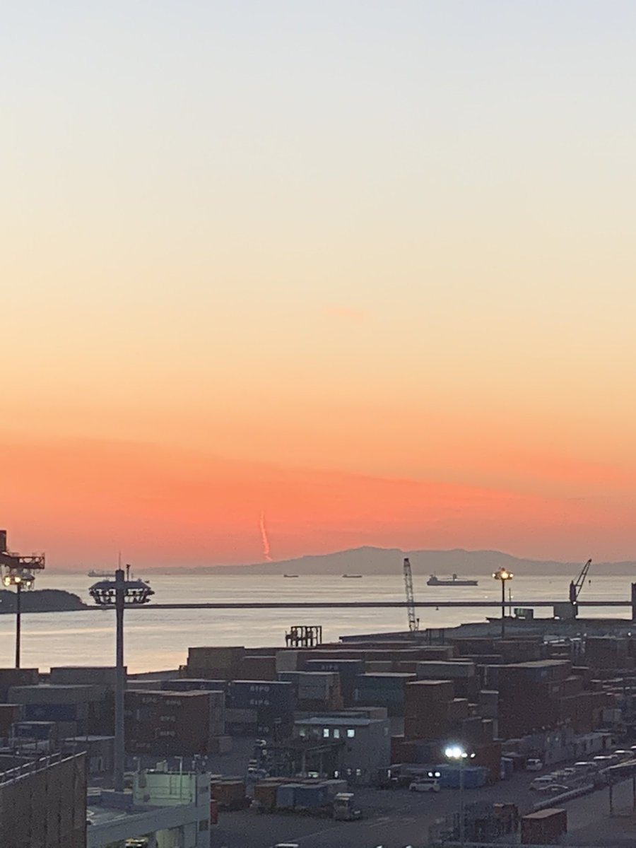 2019infinity24's tweet photo. @daisukehourai 蓬莱さん😊
お疲れ様です

住之江区南港〜淡路島を見た西側に、赤い筋状が見えました、気になり写真撮りましたので送ります🤳
( 写りが悪くてゴメンナサイ拡大してみて下さい😆 )

何という現象なのでしょうか？　教えてもらえたら嬉しいです😃

毎日ご苦労様です
ご自愛ください😊 https://t.co/DL3vCO2SQM
