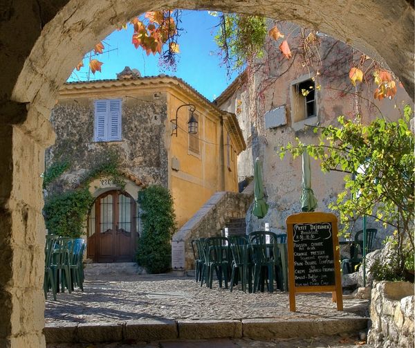 Lovely Eze in the south of France 🇫🇷, perched up a hill overlooking the opal waves of the Mediterranean Sea. It's waiting for its admirers to come back, new people to fall in love with it... one day ❤