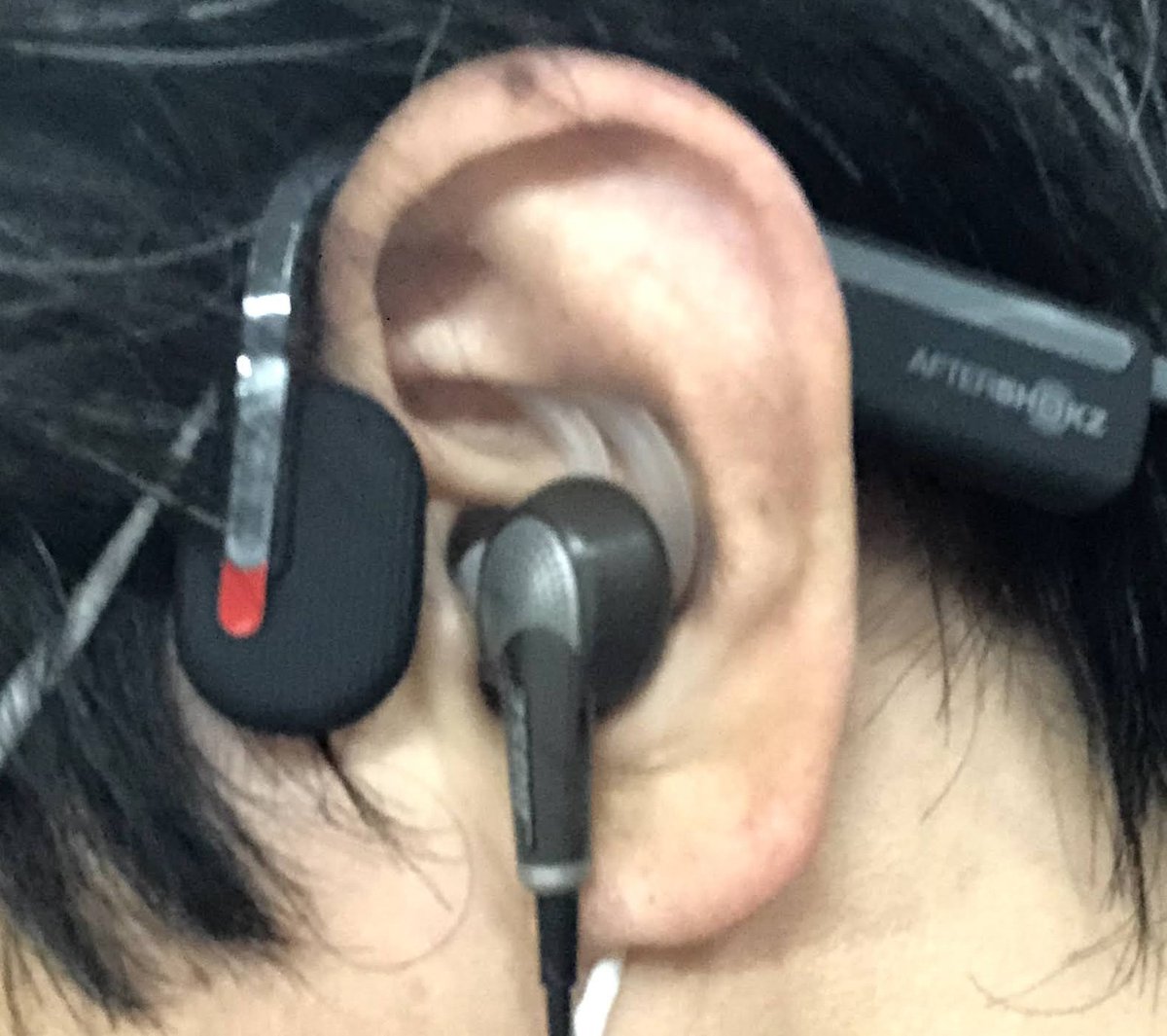 トキシコ横浜 骨伝導ヘッドホンはイヤホンするとよく聞こえるようになるのでノイズキャンセリングのイヤホンとは相性がよい 骨伝導 ヘッドホンは音量あげると音漏れするからね これが必要な状況はかなり特殊で説明は面倒ですが対象者がおられるならおすすめ トキシコ横浜 骨伝導ヘッドホンはイヤホンするとよく聞こえるようになるのでノイズキャンセリングのイヤホンとは相性がよい 骨伝導 ヘッドホンは音量あげると音漏れするからね これが必要な状況はかなり特殊で説明は面倒ですが対象者がおられるならおすすめ