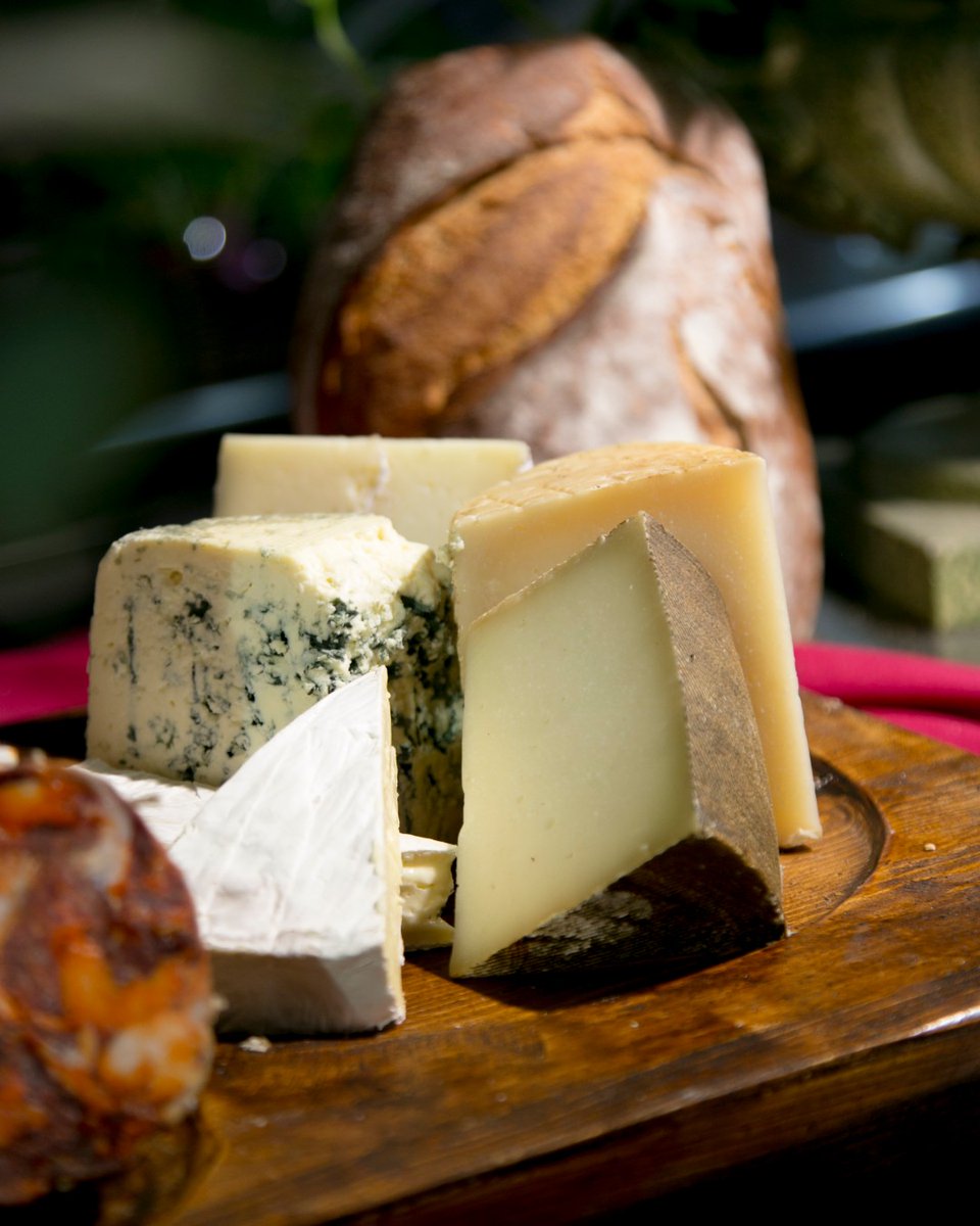 Para los amantes de los quesos..🧀
Tabla de degustación de quesos seleccionados...
Comprende la degustación de todos los quesos de la casa (mejor compartir😜)
.
.
#casafuster #sabadell #brasa #leña #asador #restaurante #gastronomia #food #foodie #queso #quesos