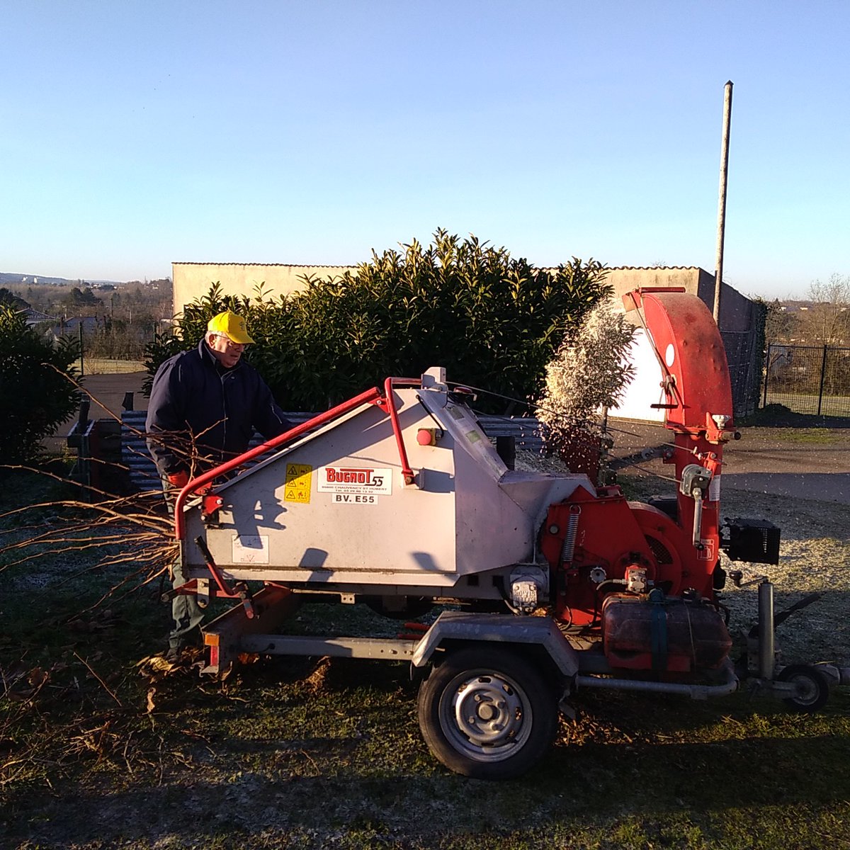 ReneGond's tweet photo. Fabrication de broyat pour le compostage au collège par l'association les jardiniers Charentais https://t.co/6A1Ry1xe50