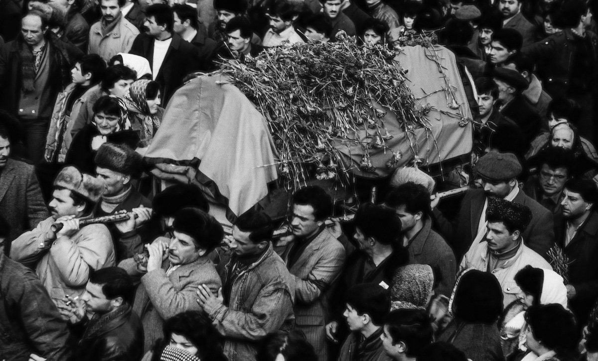 DrAlakbarov's tweet photo. On 20 January 1990, Azerbaijan was in shock. Soviet troops had been sent onto the streets of Baku where they remained for three days and killed more than 130 civilians and wounded 744 in an attempt to subdue the burgeoning independence movement. #BlackJanuary #QaraYanvar https://t.co/1Z10YMWJCt