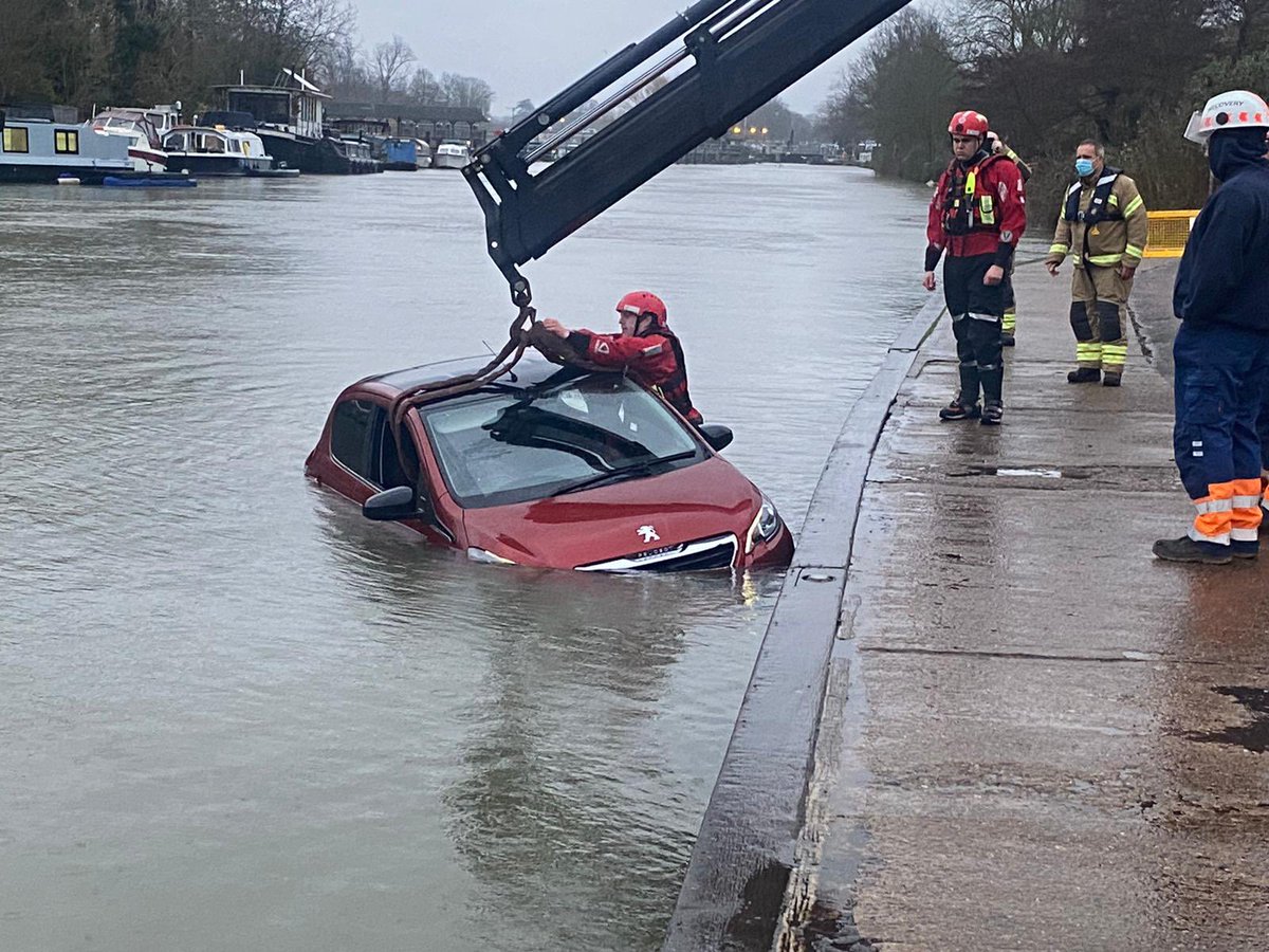 Fordbridgefire's tweet photo. Blue watch help recover a car on the Thames . Luckily the driver got out safely. Stay safe out there https://t.co/Ql23hZ5XUg