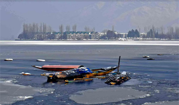 uniindianews's tweet image. Cold wave continues in Kashmir; Fresh spell of snow from Friday
#ChillyWeather
#ColdSpell
#MinusTemperatures
#Srinagar