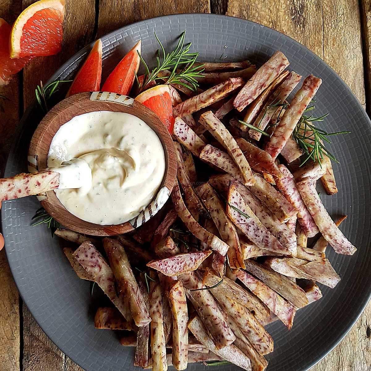 KaluhisKitchen's tweet photo. Nduma fries because WHY👏 THE👏 HELL👏 NOT👏????? Mention someone who would love to indulge in this beauty of a plate!

NEW RECIPE UP: CUMIN NDUMA FRIES WITH ROASTED GARLIC GRAPEFRUIT AIOLI 😍

VIDEO: https://t.co/vI39jhFmA8

BLOGPOST: https://t.co/KDUYDxvziu https://t.co/SHXHAqKk5o