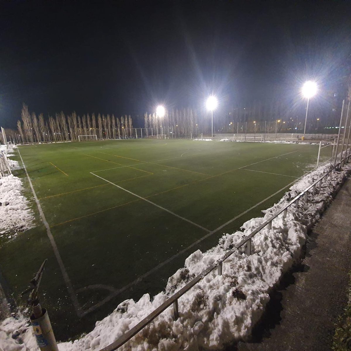 CFMadridRio's tweet photo. SÉNIOR “A” 🔵 ¡Remate final! ⚒❄️

Anoche nuestro primer equipo le dio el palazo definitivo a #Filomena, retirando hielo sobrante de las zonas de paso, dejando así lista la instalación para reanudar hoy los entrenamientos.

Orgullo de EQUIPO 👏🏻🔝

¡Muy agradecidos!

#FamiliaRío💙 https://t.co/ay1kdlmLL0