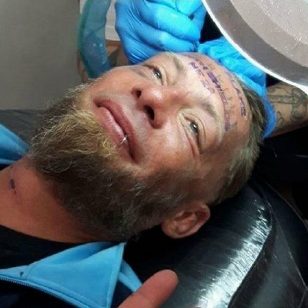 Tramasturies's tweet image. (Hilo)
1. En 2018, un grupo de hombres británicos que celebraban una despedida de soltero en Benidorm, compraron con 100 euros el consentimiento de un mendigo para tatuarle el nombre del novio en la frente.