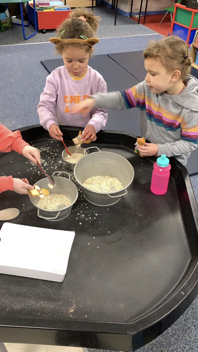 ctkprmcardiff's tweet photo. This morning the children have been making porridge for the three bears. Which bowl is for daddy bear? Which bowl is for baby bear? Which bowl is for mummy bear? #EarlyYearsHub https://t.co/1zcloiUhD6