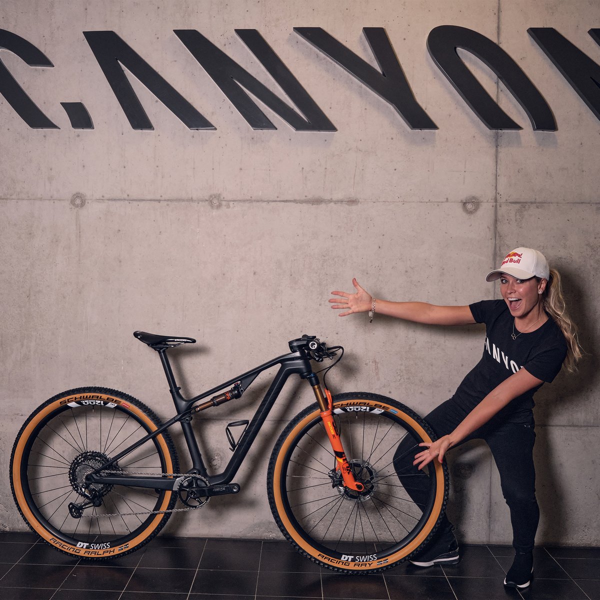 Canyon_Spain's tweet photo. La estrella canadiense de XC, @emilybatty se une a nuestra familia Canyon.

Emily tiene múltiples títulos nacionales y mundiales y su propia fundación, #EmilyBattyProject, donde apoya a los jóvenes ciclistas. Un modelo a seguir más allá de las carreras. https://t.co/AnrzJEBCAn