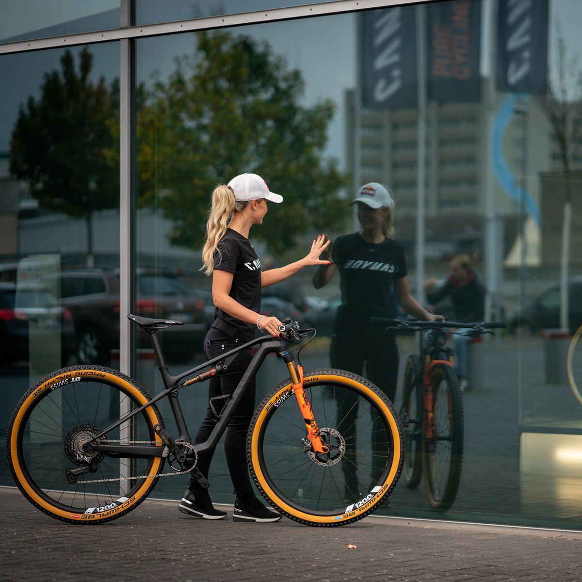 Canyon_Spain's tweet photo. La estrella canadiense de XC, @emilybatty se une a nuestra familia Canyon.

Emily tiene múltiples títulos nacionales y mundiales y su propia fundación, #EmilyBattyProject, donde apoya a los jóvenes ciclistas. Un modelo a seguir más allá de las carreras. https://t.co/AnrzJEBCAn