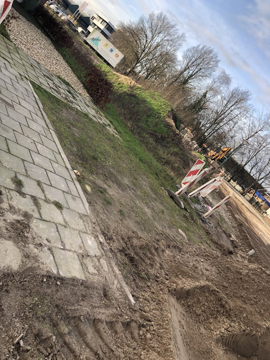 MoniqueKoolen's tweet photo. De bestrating van onze straat is begonnen. De stoep voor onze oprit wordt overgeslagen. He. Dat zit dat niet in het plan? En ook iets over kosten. Huh? @vanwanrooijbv een kleine moeite om dit stukje mee te nemen, of ben ik nu gek. @gemeentegrave wake up! https://t.co/QvhXV1KKBb