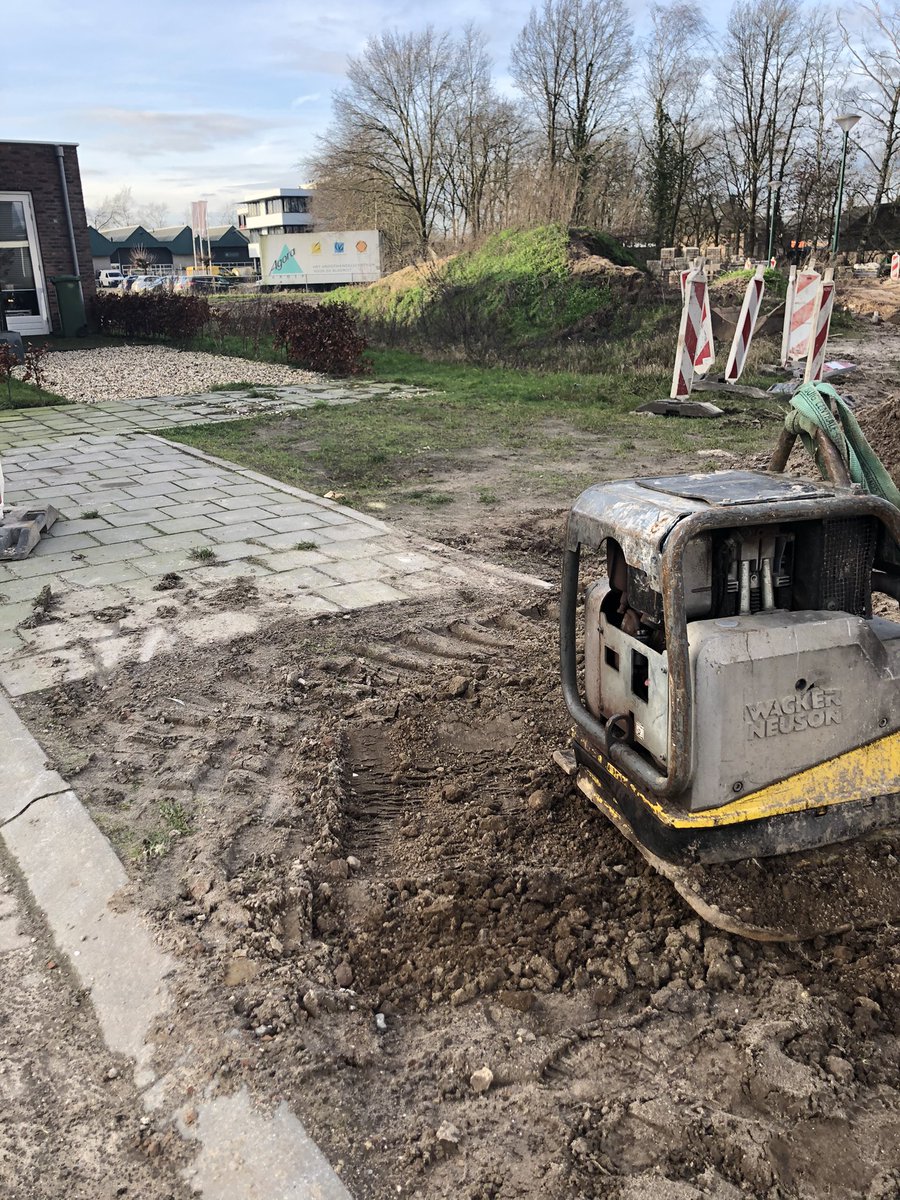 De bestrating van onze straat is begonnen. De stoep voor onze oprit wordt overgeslagen. He. Dat zit dat niet in het plan? En ook iets over kosten. Huh? <a href="/vanwanrooijbv/">Van Wanrooij</a> een kleine moeite om dit stukje mee te nemen, of ben ik nu gek. <a href="/gemeentegrave/">Grave</a> wake up!